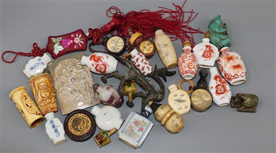 A mixed quantity of items including Chinese snuff bottles etc.